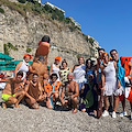 "I Flintstones" invadono la spiaggia di Maiori: sono i partecipanti della Caccia al Tesoro di Tramonti /FOTO