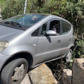 Il freno a mano cede, auto impazzita sfonda parapetto e resta in bilico [FOTO-VIDEO]