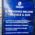 «Il Governo Meloni tradisce il Sud»: la Regione Campania tappezza le città di manifesti politici