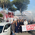 «Il lavoro è un diritto»: dipendenti in protesta all’Hotel La Sonrisa dopo la confisca definitiva