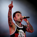 Il “Paranoia Airlines Tour” atterra a Eboli. Domani Fedez live al Palasele