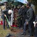 Il Presidente Mattarella pianta un albero all'Università di Nairobi: «Prima l'ambiente, poi lo sviluppo economico»