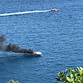 Imbarcazione a fuoco nel mare di Cetara, occupanti si tuffano in mare [FOTO-VIDEO]