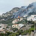 Incendio a Conca dei Marini minaccia l'abitato: fiamme alimentate dal vento /FOTO e VIDEO