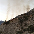 Incendio a Positano, cadono pietre sull’Amalfitana: istituito senso alternato [VIDEO]