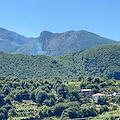 Incendio a Tramonti: colonna di fumo bianco sulle montagne di Cesarano