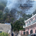 Incendio ad Amalfi, brucia la vegetazione di Vettica-Tovere [VIDEO]