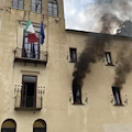 Incendio al Comune di Amalfi: fiamme circoscritte a ufficio anagrafe. Salvo archivio storico