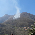 Incendio nei boschi di Tramonti: elicottero per operazioni spegnimento [FOTO]