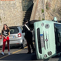 Incidente a Praiano. Auto si ribalta su un fianco al centro della carreggiata