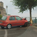 Incidente a Ravello, auto si schianta frontalmente contro un albero