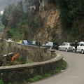 Incidente a Tramonti: scontro tra auto e bus su strada usurata