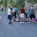 Incidente ad Amalfi: scooter investe turista che attraversava la strada, è cosciente