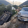 Incidente nella notte a Tramonti: auto speronata catapultata in un giardino [FOTO]