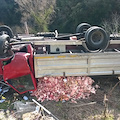 Incidente tra Vietri e Cetara: furgone sfonda le protezioni e finisce di sotto. Illeso conducente [FOTO]