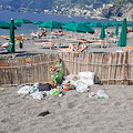 Inciviltà a Maiori, ammasso di rifiuti abbandonati nella spiaggia libera di Costa d'Angolo