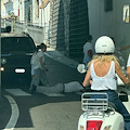 Insolito episodio ad Amalfi: uomo blocca il traffico distendendosi sulle strisce pedonali
