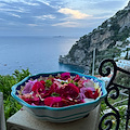 L’Ascensione e la tradizione a Positano di lavare il viso con petali di rosa