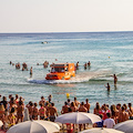 L''Everybody’s Welcome!' di Aperol Spritz fa tappa ad Amalfi: l'aperitivo che arriva dal mare