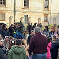 La Befana acrobatica incanta Maiori: tra funi e sorrisi, il saluto alle festività natalizie