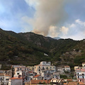 La Costiera che brucia ancora (di domenica), fiamme a Erchie /FOTO