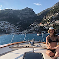 Laura Benanti: per l'attrice di "Supergirl" vacanza al largo di Positano 