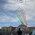 Le Frecce Tricolori nel cielo di Napoli: l'orgoglio della Grande Italia [FOTO]