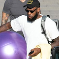 Lebron James “The King” firma coi Lakers e va in vacanza a Positano