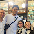 Luna di miele in Costa d'Amalfi per Tobias John Harris, campione NBA fa tappa alla Pasticceria Pansa