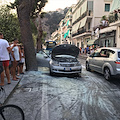 Maiori: auto in panne rischia di prendere fuoco sulla carreggiata, traffico in tilt [FOTO]