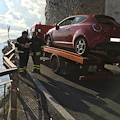 Maiori, auto sfonda protezioni e rischia di finire nel vuoto /FOTO