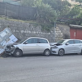 Maiori, automobilista perde il controllo e si schianta contro due auto in sosta nella notte: illesi due giovani /FOTO