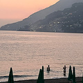 Maiori, l'estate che sembra non voler finire mai: bagno al tramonto di metà ottobre /foto