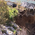 Maiori: lavori ai garage di Via Capitolo, crolla un muro di contenimento [FOTO]