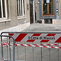 Maiori: piovono calcinacci dal palazzo Stella Maris: interdetta l'entrata principale degli uffici comunali [FOTO-VIDEO]