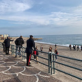 Maiori, pomeriggio in spiaggia a bere birra: Carabinieri allontanano gruppo di studenti stranieri [FOTO]