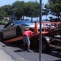 Maiori: Porsche in divieto di sosta nell'area bus rimossa per la gioia dei passanti [FOTO]