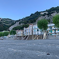 Maiori si prepara all'estate: sulla spiaggia ecco i primi stabilimenti balneari