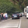 Maltempo: pullman turistico finisce contro il muro, paura in Costa d'Amalfi [FOTO-VIDEO]