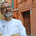 Massimo Bottura "Amico di Cetara": chef pluristellato cucina con Torrente contro spreco alimentare