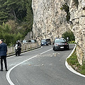 Masso si stacca dal costone roccioso e colpisce bus sulla Statale Amalfitana, paura ai Colli di Fontanelle