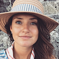 Merritt Patterson, attrice di Percy Jackson e The Royals in vacanza tra Positano e Capri