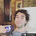 Mika fa colazione con una "cup of strenght" di Ceramica Solimene