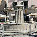 Minori: lavori sospesi alla Fontana dei Leoni. Parla l’ex sindaco Lembo: «Un piccolo gioiello sfregiato. Un disastro!»