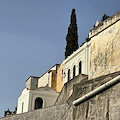 Non c’è più posto al cimitero di Atrani, Comune limita accesso a salme da Ravello e chiede di rivedere parcheggi pertinenti