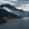 Notte di fuoco in Costiera Amalfitana: vento alimenta le fiamme sopra Maiori, in fumo ettari di vegetazione