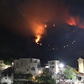 Notte di fuoco sulle colline a Maiori: vento alimenta fiamme sopra case [FOTO e VIDEO]