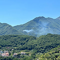 Nuovo incendio sulle colline di Tramonti, clima secco e ventoso ideale per l'azione distruttiva dei piromani /FOTO