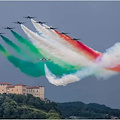 Oggi ricorre il Centenario dell’Aeronautica Militare: le foto delle Frecce Tricolori ad Arona