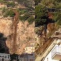 Paura a Maiori: crolla un terrazzamento, impressionante cascata di fango e detriti sulle palazzine [FOTO-VIDEO]